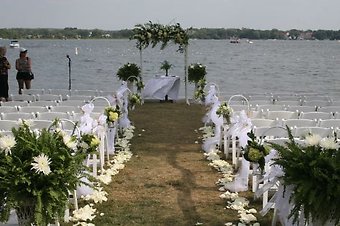 Lake Lawn Total Aisle and Arch Decor